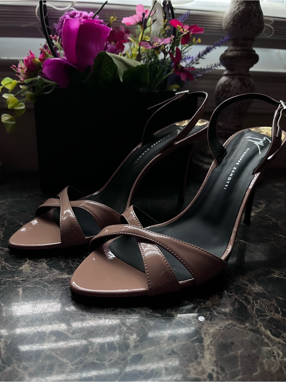 Giuseppe Zanotti
Dorotee
Patent Leather
Criss/Cross Heel/Pumps
39 EU/9 USA Wom - Picture 4 of 11